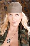 Laura Orsolya - Hete soldaat milf