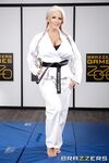 Alura Jenson. De hete karate trainer