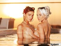 Elsa Jean, Emily Willis - Lesbisch likken