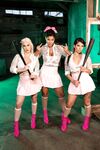 Bridgette B en Gina Valentina en Skylar Vox likken hun lippen
