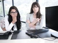 Alison Rey en Gina Valentina aan het werk