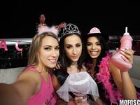Ashley Adams en Gina Valentina samen neuken