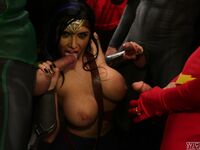 Romi Rain de superheld geneukt