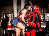 Charlotte Stokely en Romi Rains cosplay lesbisch