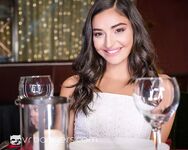 Emily Willis heeft seks in het restaurant