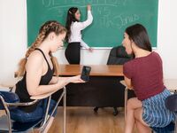 Georgia Jones en Bobbi Dylan en Emily Willis' school lesbisch