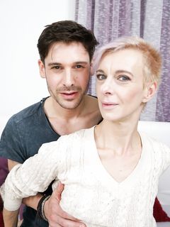 Belinda Bij Oudere vrouw