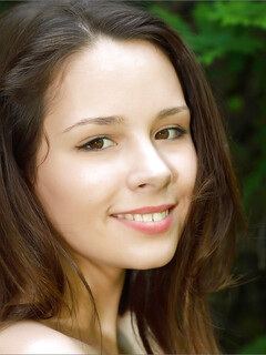 Arina toont haar lichaam in het bos