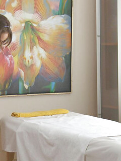 Laura geniet van een massage
