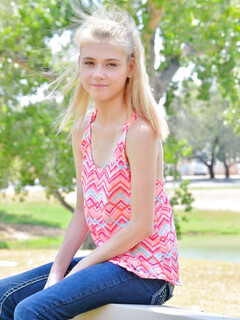 Hanah de schattige blonde meisje masturberen
