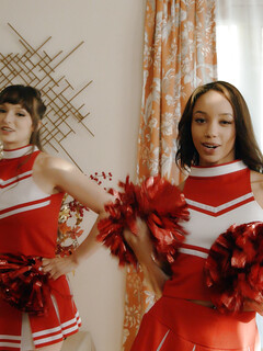 Lexi Luna en Alexis Rae zijn de vurige cheerleaders