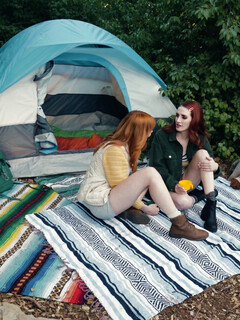 Lacy Lennon en Aria Carson likken elkaar in de tent