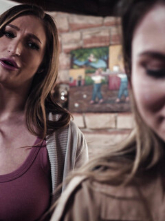 Paige Owens en Skylar Snow lesbische scene