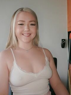 Eva Nyx Haar perfect geschoren poesje wordt geneukt hard nadat ze geeft de man een diepe pijpbeurt!