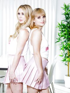 Blonde teven Sydney Paige en Evie Christian zijn lekker geneukt in POV!