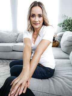 Rachel Ramsey's ogen vrouw krijgt harde seks in Lingerie