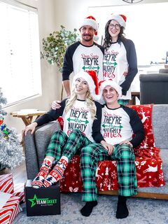 Kerst viertal neuken Kay Lovely en Nikki Zee
