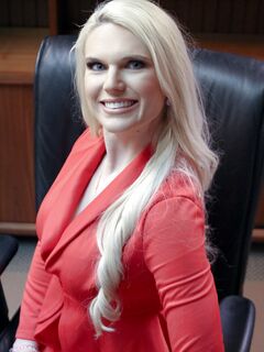 Langharige milf Sydney Davis neukt de zelfverzekerde regisseur