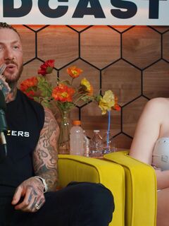 Tatoeage meisjes Abigail Morris en Toochi Kash delen de rode wolf