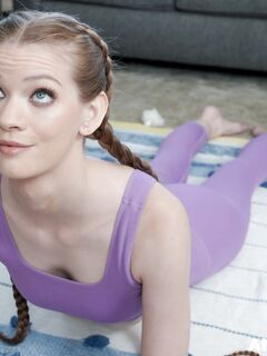 Thin yoga mylf Erin Everheart zuigt en krijgt zijn lul in de kont