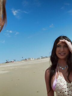 Het verleidelijke strand meisje Reyna Belle is geneukt door de langharige man