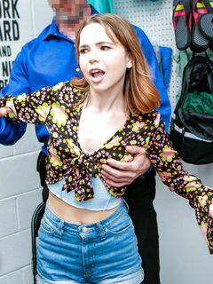 Kleine rode hoer Alina West krijgt gewerkt door een zelfverzekerde bewaker