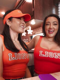 Emerald Loves en Cassie Lenoir likken elkaars poesje tijdens wilde seks