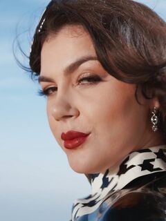 Italiaanse koningin Valentina slikt de twee bps in nappiaanse kelen en borstels hard op het buitenleven