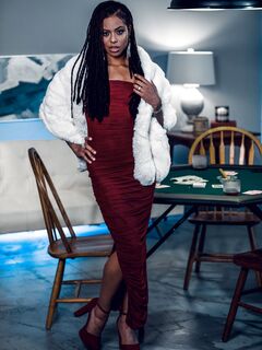 Kira noir en Jane wilde wilde lesbische poes likken op de bank
