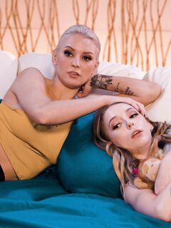 Kenzie Taylor en Lily Larimar genieten van elkaars scheerkutje likken