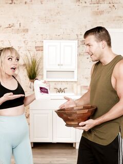Lilly bel met blonde masseuse met kleine borsten kan niet tevreden zijn met codey's harde staart