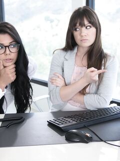 Alison Rey en Gina Valentina aan het werk
