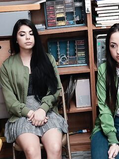 Gina Valentina en Mi Ha Doan zuigen haan samen