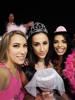 Ashley Adams en Gina Valentina samen neuken