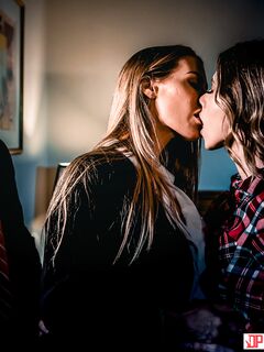 Anya Olsen en Nicole Aniston hebben een triootje