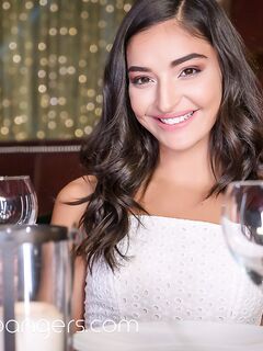 Emily Willis heeft seks in het restaurant