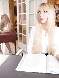 Kenzie Reeves en Kali Roses en Emily Willis zijn de school lesbiennes
